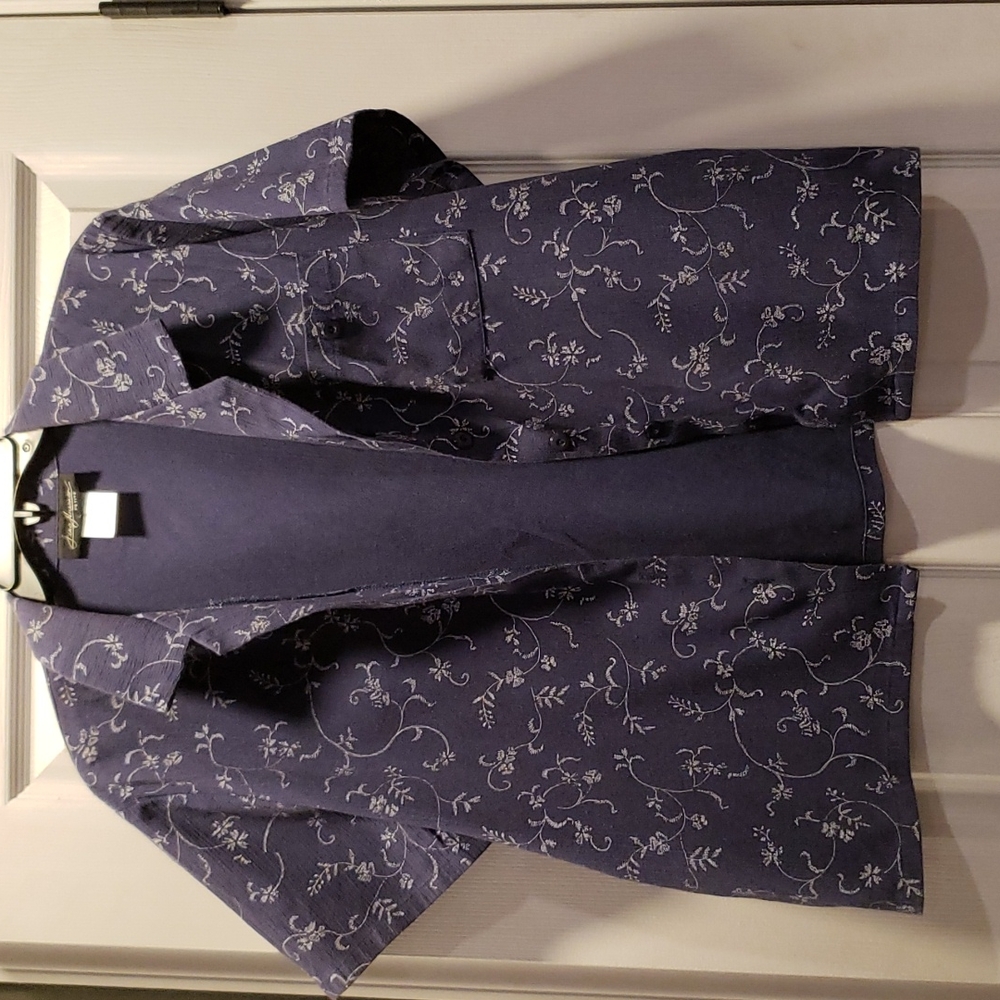 Jeno Neuman size pl short sleeve navy blue w white floral print button down top